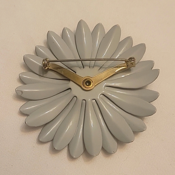 Vintage Metal Flower Brooch - Picture 5 of 6